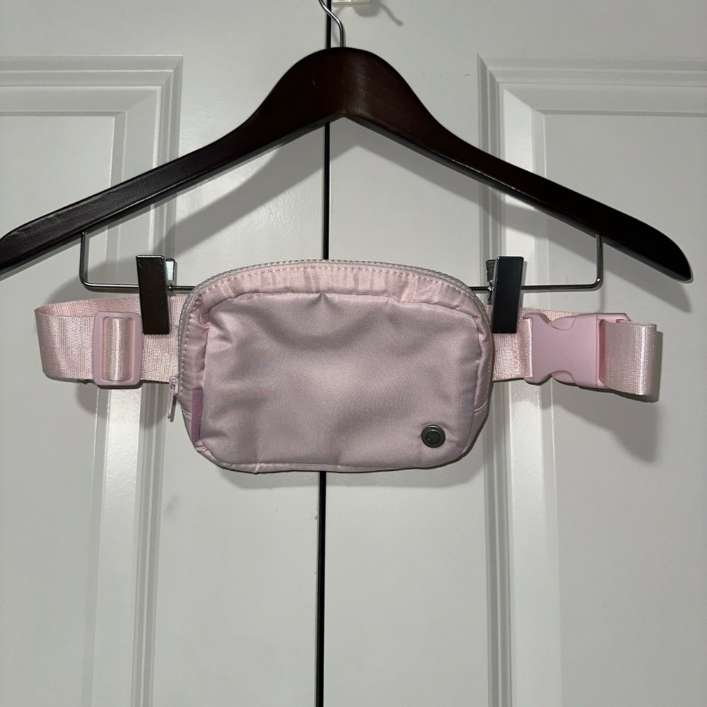 Yogalicious Soft Adjustable Lightweight Belt Bag OS